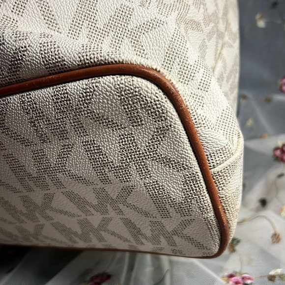 Michael Kors Frankie Bucket Bag - Picture 5 of 17